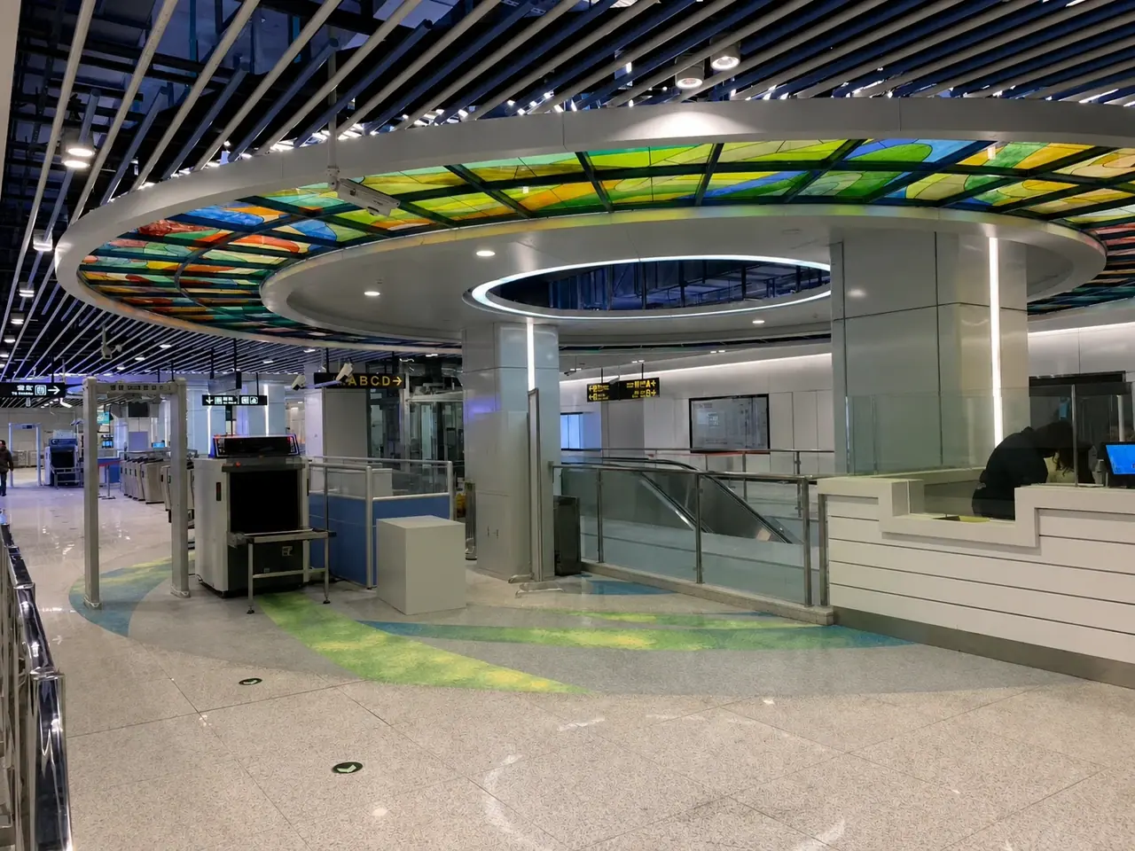 Metro Qingdao — Deckenfeld der Halle — Qingdao, China
