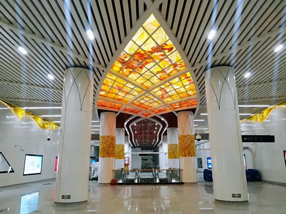 지난 지하철 3호선 — 역사 천장