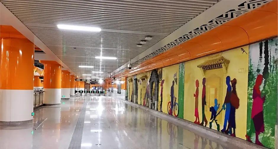 지난 지하철 3호선 — 역사 천장
