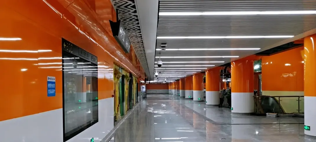 지난 지하철 3호선 — 역사 천장